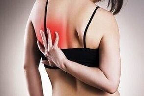 sāpes zem kreisās lāpstiņas no muguras