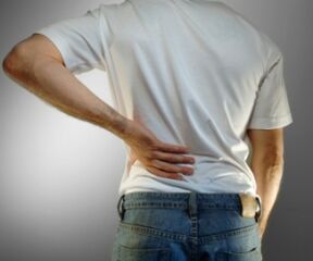 Sāpes muguras lejasdaļā ir osteohondrozes simptoms